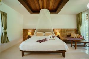 Ban Sainai Resort- SHA Extra Plus Aonang's Green Resort客房内的一张或多张床位