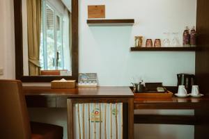 奥南海滩Ban Sainai Resort- SHA Extra Plus Aonang's Green Resort的厨房配有木台面和桌子