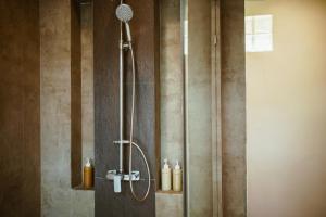 Ban Sainai Resort- SHA Extra Plus Aonang's Green Resort的一间浴室