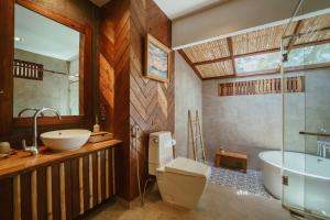 Ban Sainai Resort- SHA Extra Plus Aonang's Green Resort的一间浴室