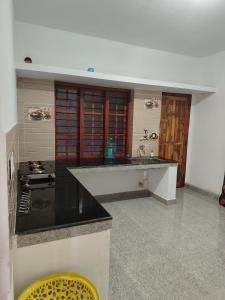 Kuchyň nebo kuchyňský kout v ubytování Shivalaya Homestay, Madikeri + 60 fotografií