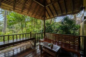 Ban Sainai Resort- SHA Extra Plus Aonang's Green Resort的阳台或露台