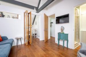 una sala de estar con un sofá y una mesa en WeeLoft - St Andrews Studio Apartment, en St Andrews