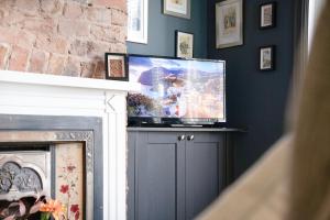 TV a/nebo společenská místnost v ubytování NEW! 1BR in Scarborough Street