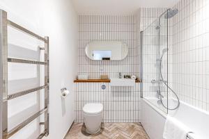 Koupelna v ubytování Chic Crystal Palace Flat with Balcony & Workspace