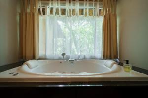 Ban Sainai Resort- SHA Extra Plus Aonang's Green Resort的一间浴室