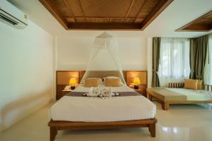 Ban Sainai Resort- SHA Extra Plus Aonang's Green Resort客房内的一张或多张床位