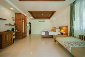 Ban Sainai Resort- SHA Extra Plus Aonang's Green Resort客房内的一张或多张床位