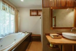 Ban Sainai Resort- SHA Extra Plus Aonang's Green Resort的一间浴室