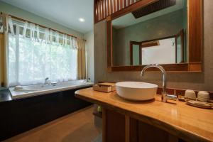 Ban Sainai Resort- SHA Extra Plus Aonang's Green Resort的厨房或小厨房