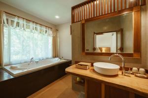 Ban Sainai Resort- SHA Extra Plus Aonang's Green Resort的一间浴室