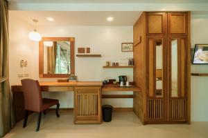 Ban Sainai Resort- SHA Extra Plus Aonang's Green Resort的电视和/或娱乐中心