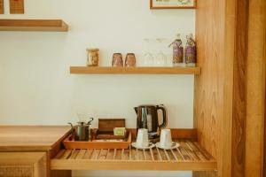 Ban Sainai Resort- SHA Extra Plus Aonang's Green Resort的咖啡和沏茶工具
