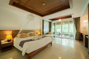 Ban Sainai Resort- SHA Extra Plus Aonang's Green Resort客房内的一张或多张床位
