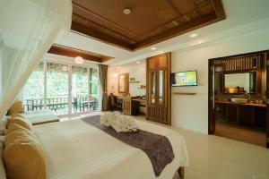 Ban Sainai Resort- SHA Extra Plus Aonang's Green Resort客房内的一张或多张床位