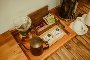 Ban Sainai Resort- SHA Extra Plus Aonang's Green Resort的咖啡和沏茶工具