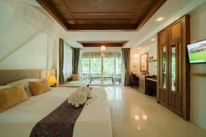 Ban Sainai Resort- SHA Extra Plus Aonang's Green Resort客房内的一张或多张床位