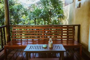 Ban Sainai Resort- SHA Extra Plus Aonang's Green Resort的阳台或露台