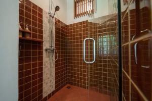 Ban Sainai Resort- SHA Extra Plus Aonang's Green Resort的一间浴室
