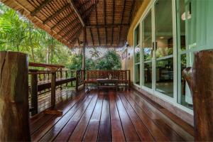 Ban Sainai Resort- SHA Extra Plus Aonang's Green Resort的阳台或露台