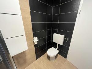 Ένα μπάνιο στο Apartment Adam & Eva, Near Aqualuna, Free Parking