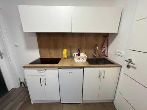 Η κουζίνα ή μικρή κουζίνα στο Apartment Adam & Eva, Near Aqualuna, Free Parking