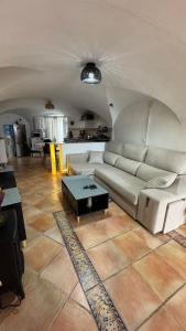 ein Wohnzimmer mit Sofa und Tisch in der Unterkunft Encantadora casa en Aroche in Aroche