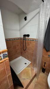 ein Bad mit Dusche und Duschvorhang in der Unterkunft Encantadora casa en Aroche in Aroche + 6 Fotos