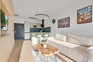 Modern Apt with AC and Balcony 휴식 공간