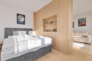 Modern Apt with AC and Balcony 객실 침대