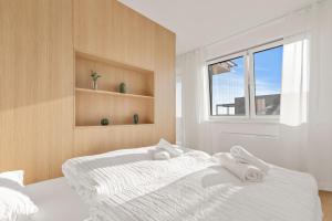 Modern Apt with AC and Balcony 객실 침대