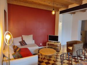 a living room with a couch and a tv at Les chambres de Preisch in Évrange