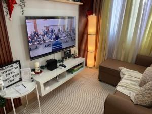 TV a/nebo společenská místnost v ubytování Roxroy on Fifth SMDC Cheer Residences