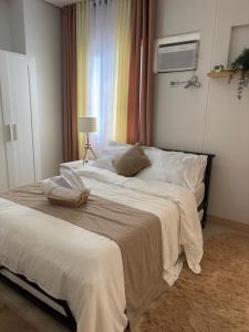 Postel nebo postele na pokoji v ubytování Roxroy on Fifth SMDC Cheer Residences
