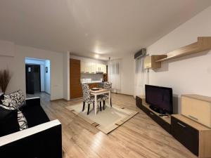 TV a/nebo společenská místnost v ubytování Monte Carlo Palace Suites