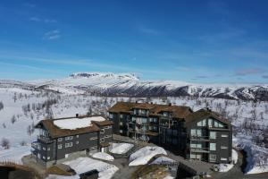 Una vista aérea de un complejo turístico en la nieve. en Kikut Panorama Geilo Ski-in Ski-out, en Geilo