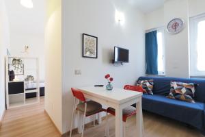 a living room with a blue couch and a table at Primopiano - Avogadro in Milan
