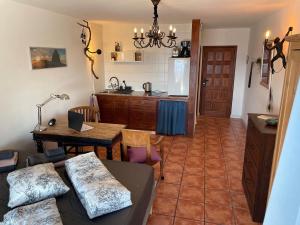 a living room with a table and a kitchen at Casa Estefano Policarpo Hostel für Wanderer in Valle Gran Rey