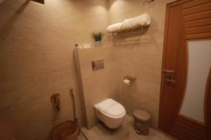 ein kleines Badezimmer mit Toilette und Waschbecken in der Unterkunft The Brook Serene in Kottiyam