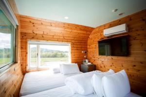 Postel nebo postele na pokoji v ubytování 峰樹屋