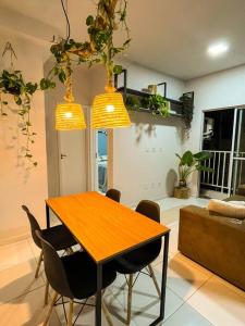 a dining room table and chairs in a living room at Apê tapajós in Santarém