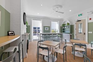 哈利法克斯HI Halifax Heritage House Hostel的一间有桌椅的餐厅