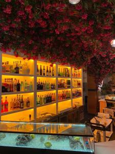 un bar con flores colgando del techo en Casas 349h Explanada Alicante, en Alicante