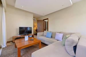 グランベにあるLuxury villa Athena, private pool at Grand Baieのソファとテーブルのあるリビングルーム