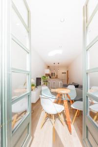 Una cocina o zona de cocina en Bravissimo Apartaments Mora 4