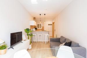 Una televisión o centro de entretenimiento en Bravissimo Apartaments Mora 4