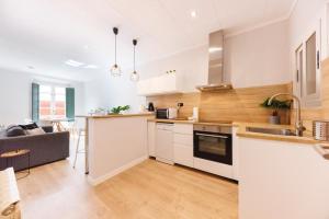 Apartamento con cocina de planta abierta y sala de estar. en Bravissimo Apartaments Mora 4, en Girona
