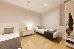 Cama o camas de una habitación en Bravissimo Apartaments Mora 4