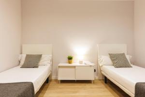 Cama o camas de una habitación en Bravissimo Apartaments Mora 4
