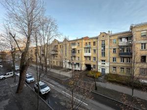 una vista de una calle con coches estacionados frente a los edificios en Silent center Apartment, en Járkov